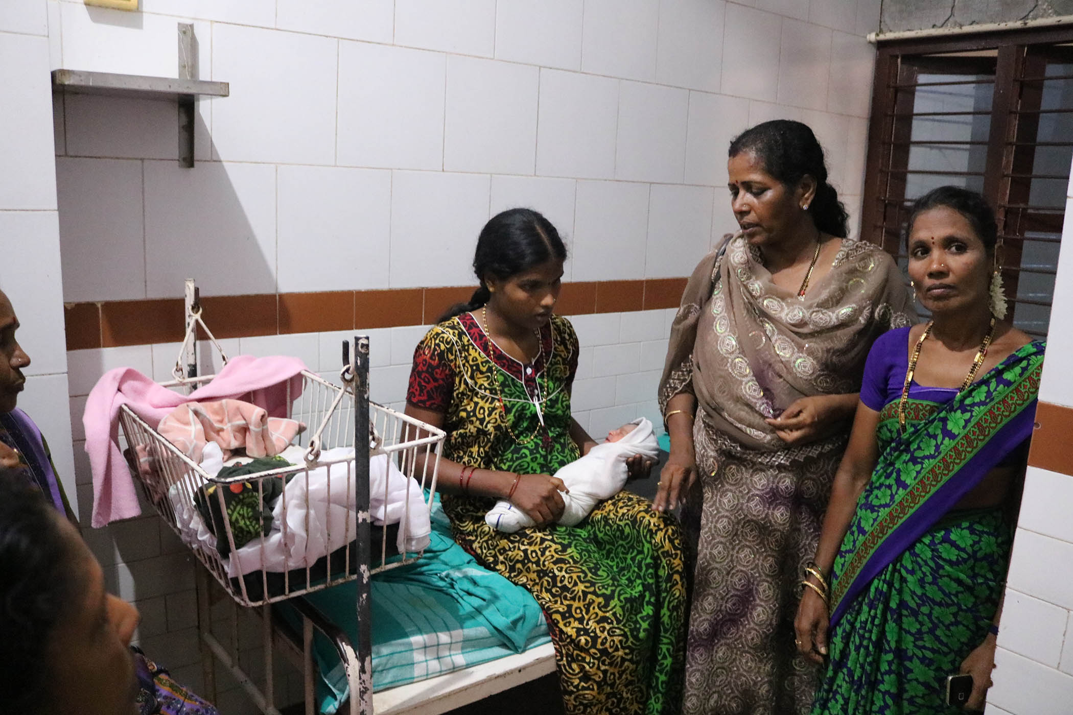 ಆಸ್ಪತ್ರೆಯಲ್ಲಿ ಹೆರಿಗೆಗೆ ನಿರಾಕರಣೆ  ತೋರಿದ ಸಿಬ್ಬಂದಿಗಳ ವಿರುದ್ಧ ದೂರು